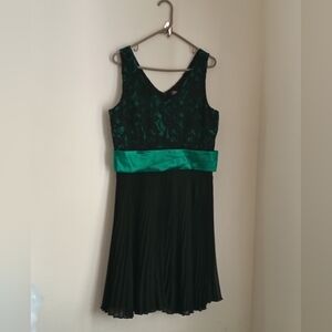 Roz & Ali Dress Women 14 Green & Black Pleated Fit Flare Midi Elegant Versatile